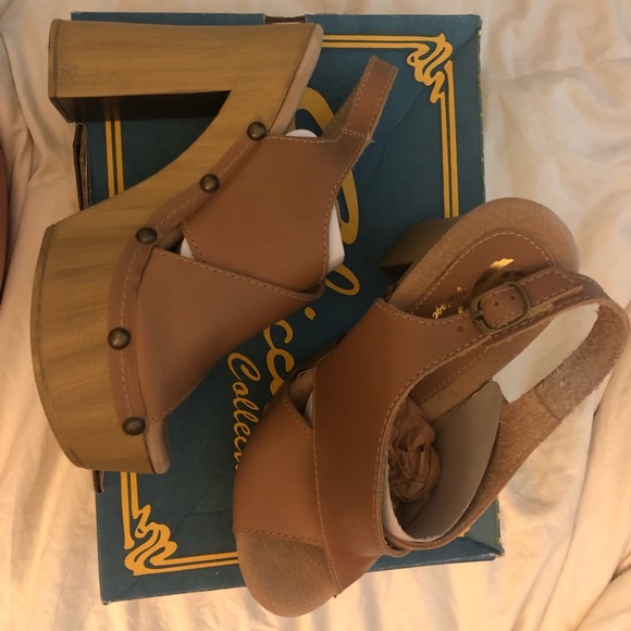 NIB Sbicca Iness Nude Tan Platform Heel Sandals - Picture 2 of 3